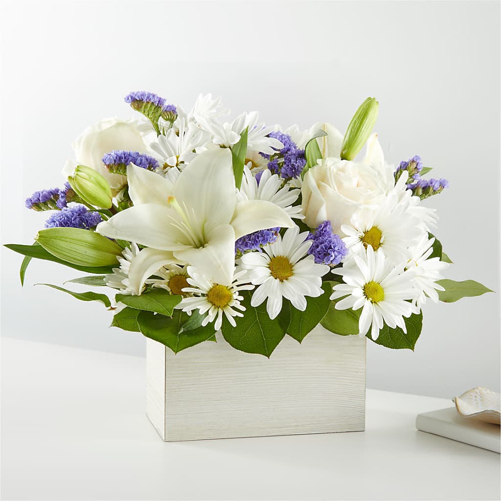 Beyond Blue Box Bouquet – Fleuriste Lily-rose, Magog PQ