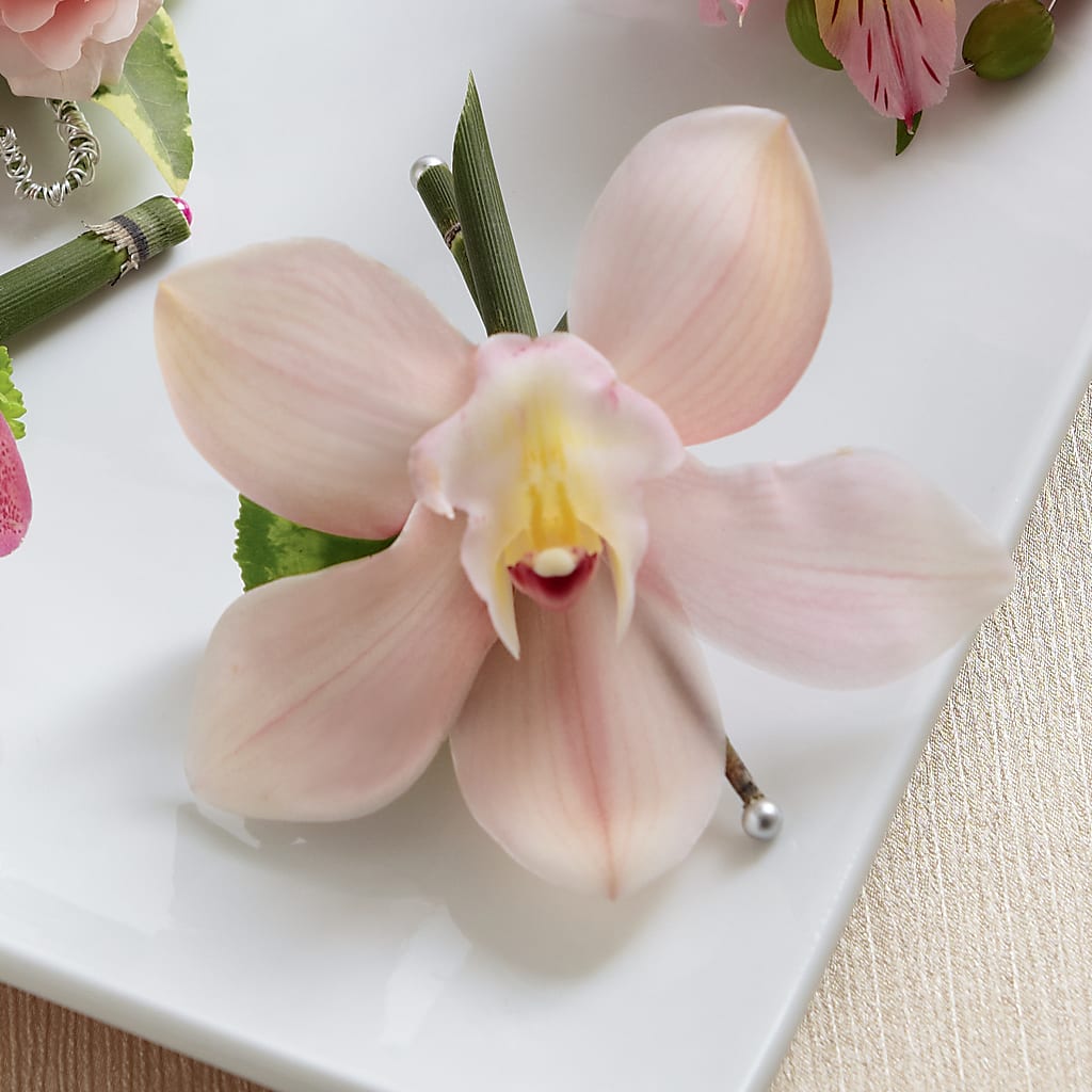 Pink Cymbidium Boutonniere – Fleuriste Lily-rose, Magog PQ