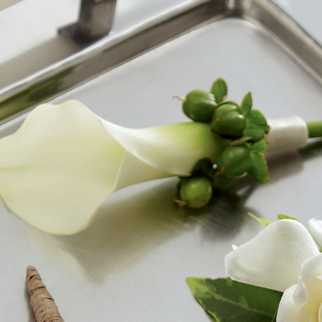 White Calla Boutonniere – Fleuriste Lily-rose, Magog PQ