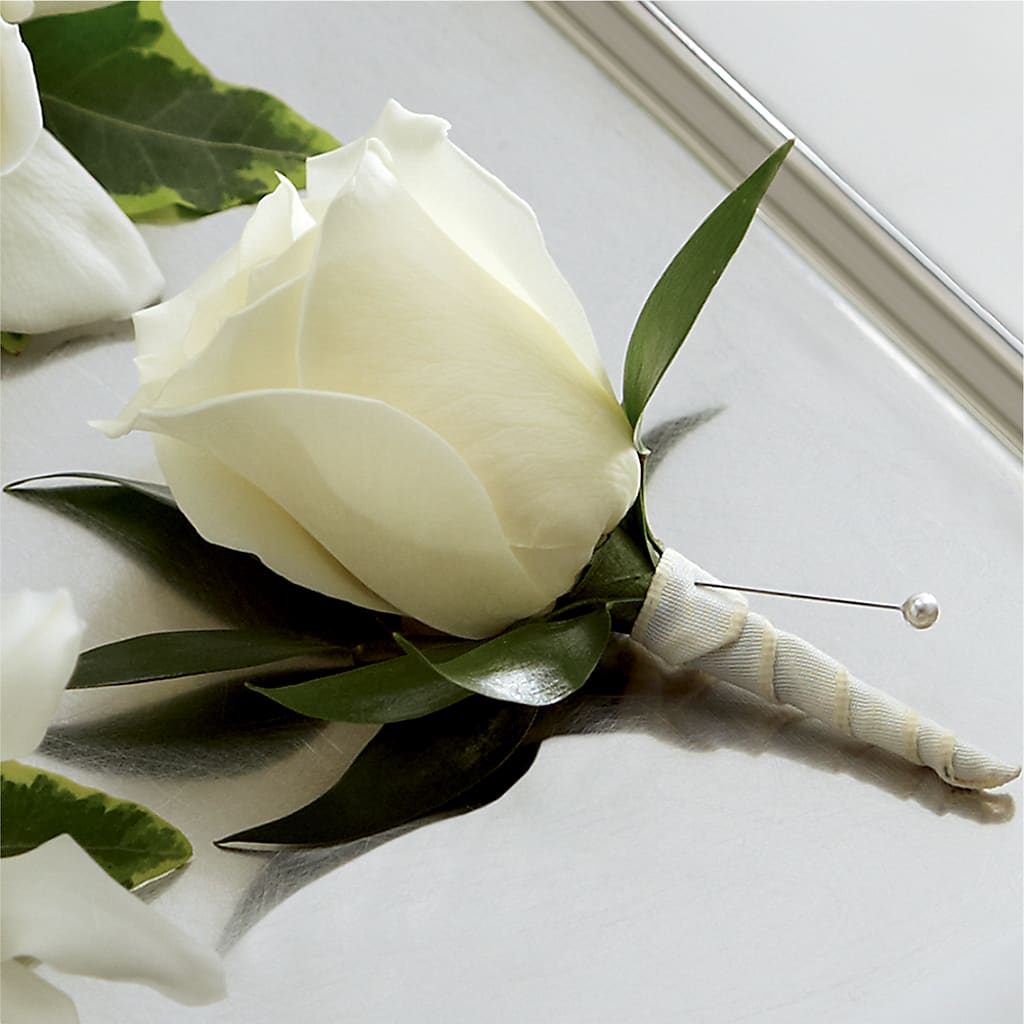 White Rose Boutonniere – Fleuriste Lily-rose, Magog PQ
