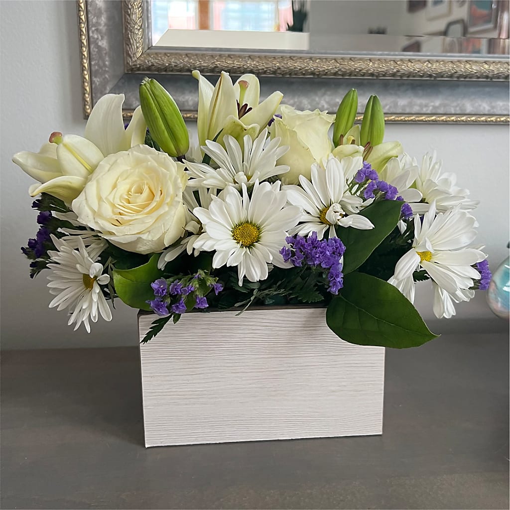 Beyond Blue Box Bouquet –  Fleuriste Lily-rose, Magog PQ