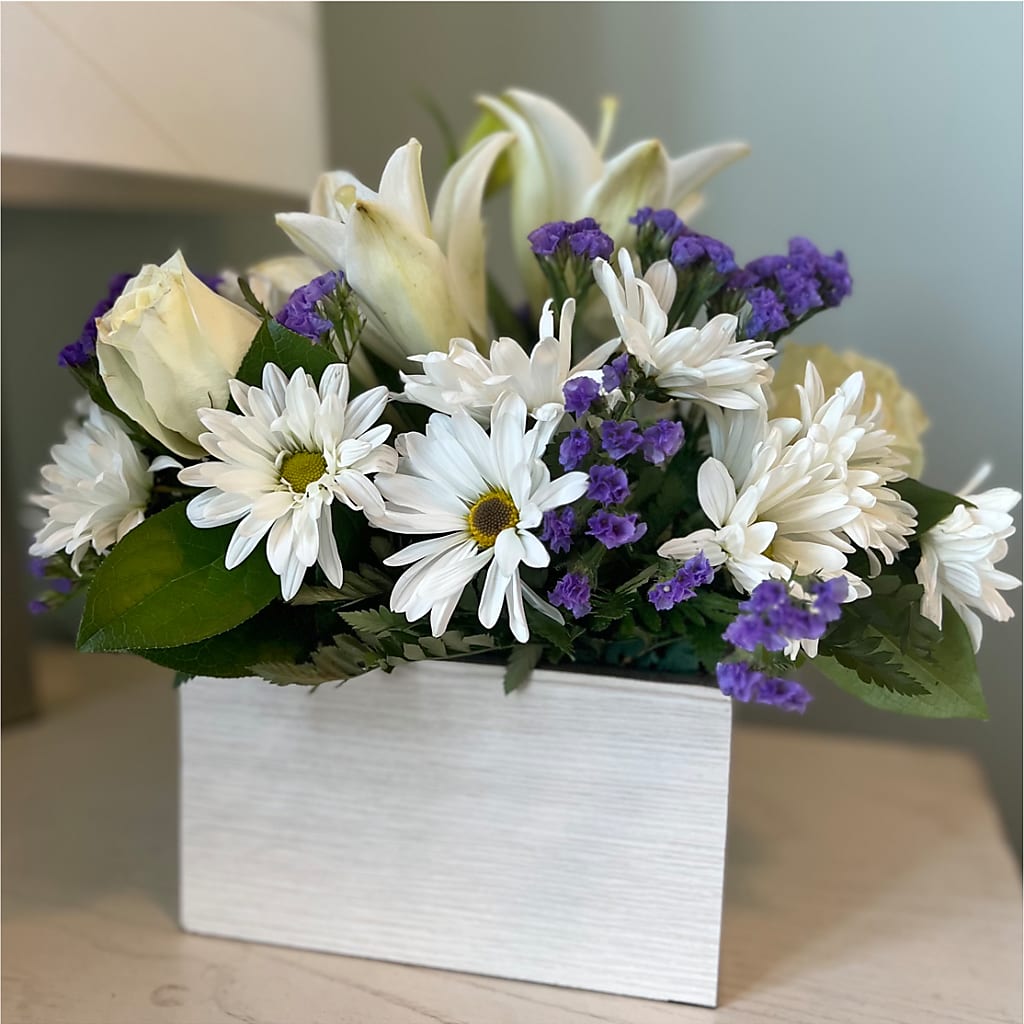 Beyond Blue Box Bouquet –  Fleuriste Lily-rose, Magog PQ
