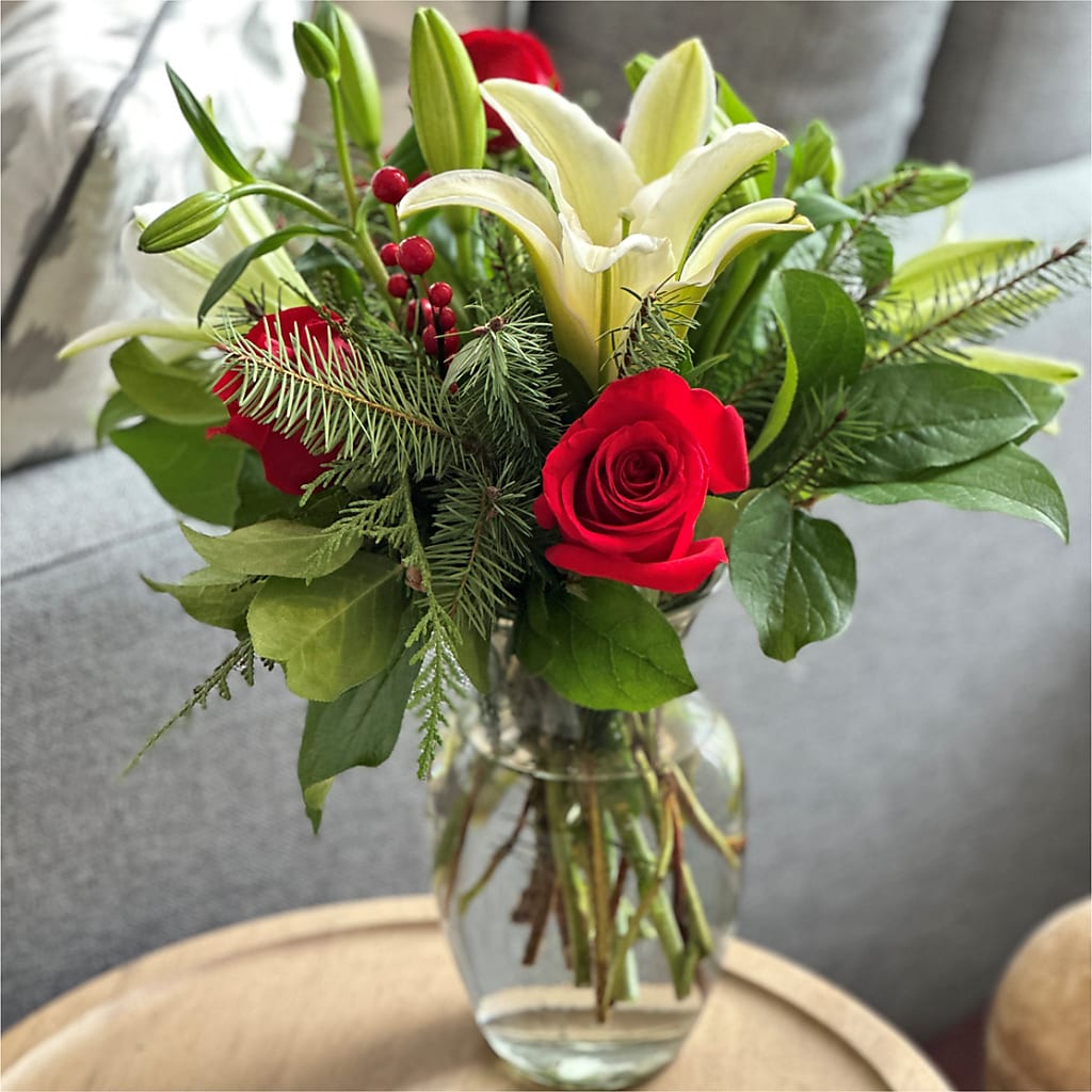 Sparkling Snowflakes Bouquet –  Fleuriste Lily-rose, Magog PQ