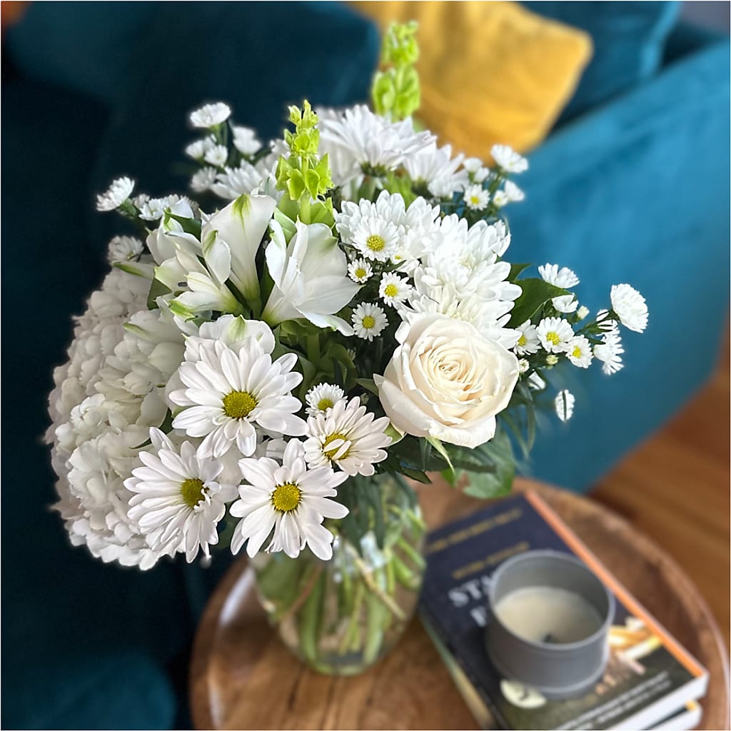 Classic Ivory – A Florist Original –  Fleuriste Lily-rose, Magog PQ