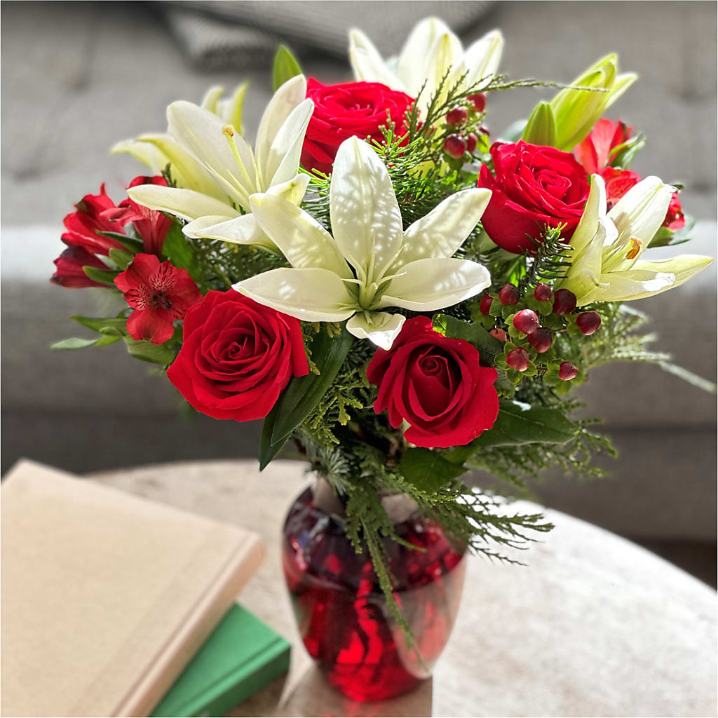 Evergreen Delight Bouquet –  Fleuriste Lily-rose, Magog PQ