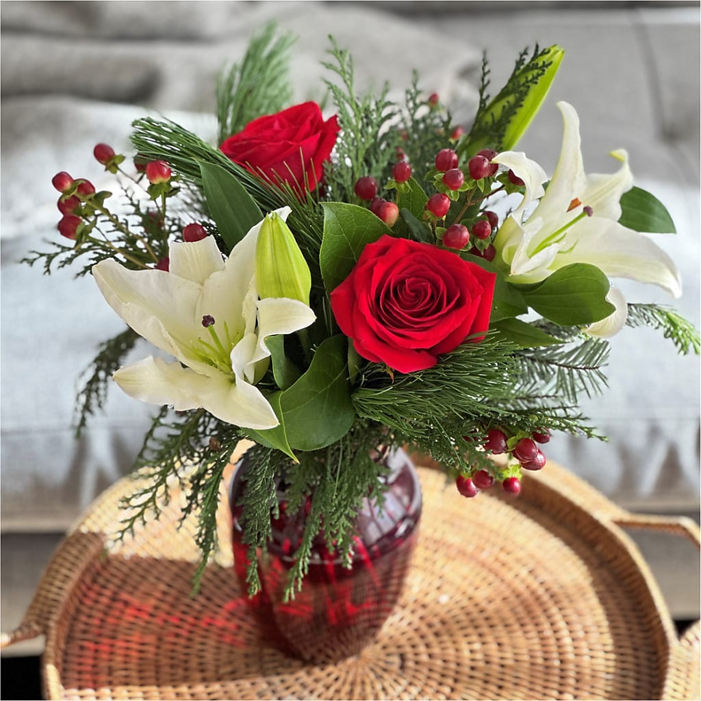 Evergreen Delight Bouquet –  Fleuriste Lily-rose, Magog PQ